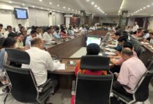 Meerut में IGRS शिकायतों पर लापरवाही: 9 अफसरों की वेतन कटौती, 155 को नोटिस
