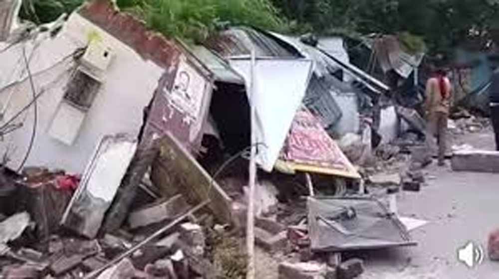 लखनऊ सिविल कोर्ट के बाहर चला बुलडोजर, वकीलों ने किया जोरदार विरोध प्रदर्शन