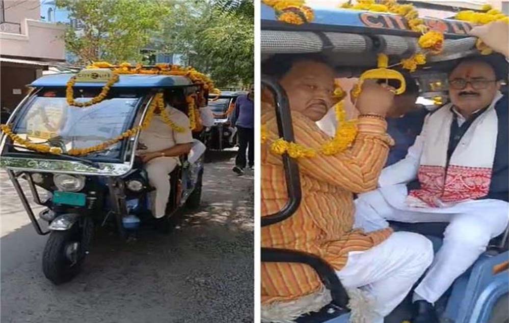 ई-रिक्शा से पदभार ग्रहण करने पहुंचे MP लघु उद्योग निगम अध्यक्ष, पेट्रोल-डीजल बचाने का दिया संदेश