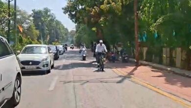 सरकारी गाड़ी छोड़ साइकिल से कोर्ट पहुंचे हाईकोर्ट जज, सादगी ने जीता लोगों का दिल सरकारी गाड़ी छोड़ साइकिल से कोर्ट पहुंचे हाईकोर्ट जज, सादगी ने जीता लोगों का दिल