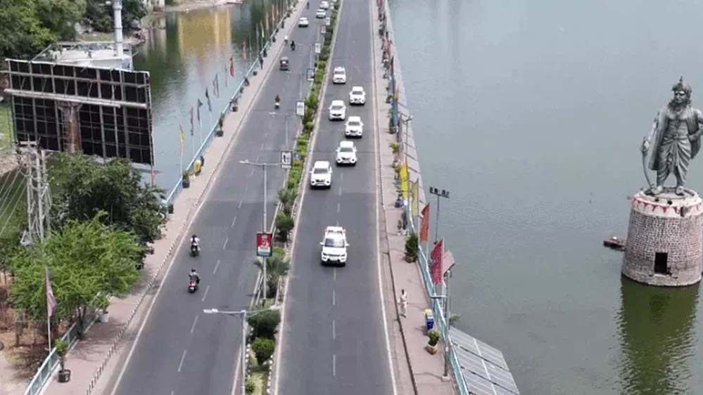 सादगी की मिसाल: सिर्फ 8 गाड़ियों के काफिले में निकले CM मोहन यादव, मंत्रियों ने भी घटाया लाव-लश्कर सादगी की मिसाल: सिर्फ 8 गाड़ियों के काफिले में निकले CM मोहन यादव, मंत्रियों ने भी घटाया लाव-लश्कर