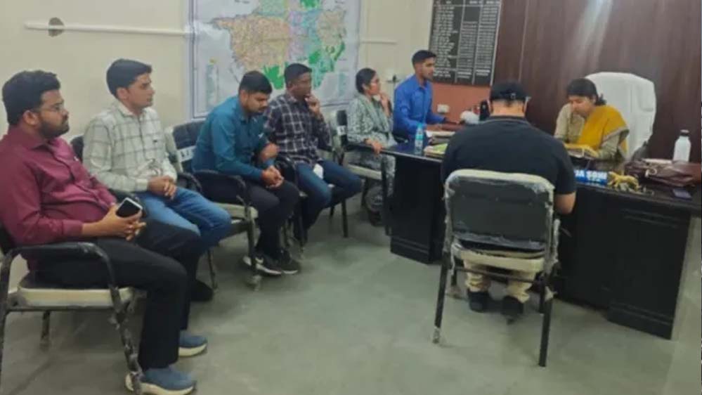 नरसिंहपुर में रिश्वतखोरी पर बड़ा एक्शन, SDM कार्यालय का स्टेनो 30 हजार रुपये लेते गिरफ्तार नरसिंहपुर में रिश्वतखोरी पर बड़ा एक्शन, SDM कार्यालय का स्टेनो 30 हजार रुपये लेते गिरफ्तार