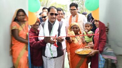 पक्के घर का सपना हुआ साकार : मुख्यमंत्री विष्णु देव साय ने लेमरू में हितग्राही धरम सिंह के नए आवास में कराया गृह प्रवेश पक्के घर का सपना हुआ साकार : मुख्यमंत्री विष्णु देव साय ने लेमरू में हितग्राही धरम सिंह के नए आवास में कराया गृह प्रवेश