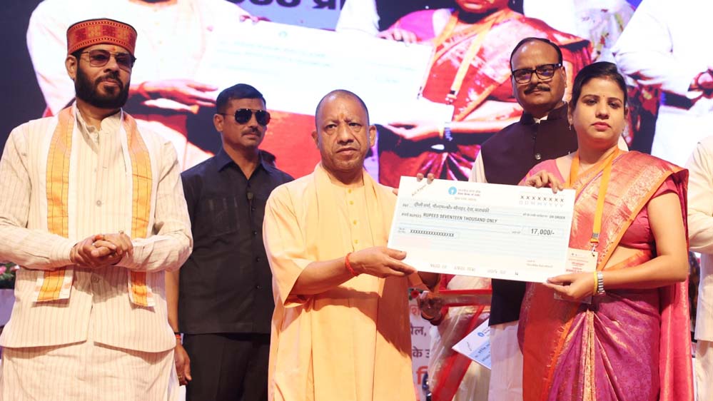 मुख्यमंत्री योगी आदित्यनाथ के हाथों चेक पाकर भावुक हुए अनुदेशक, कहा- सरकार ने दिया सम्मान