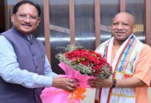 मुख्यमंत्री ने उत्तर प्रदेश के मुख्यमंत्री योगी आदित्यनाथ का किया आत्मीय स्वागत