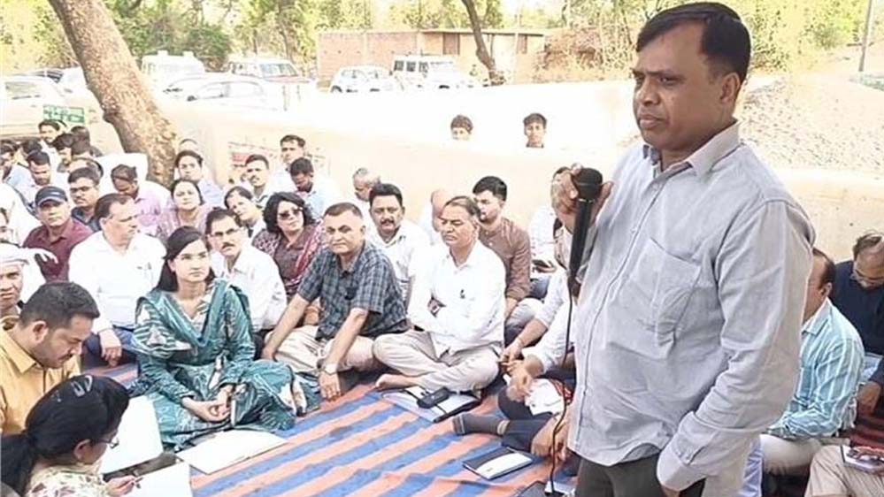 रीवा कलेक्टर का अनोखा दौरा, 42 अफसरों संग नॉन-एसी बस से गांव पहुंचे; टिकुरी में लगाई चौपाल रीवा कलेक्टर का अनोखा दौरा, 42 अफसरों संग नॉन-एसी बस से गांव पहुंचे; टिकुरी में लगाई चौपाल