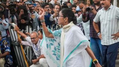 3 घंटे तक ममता की मौजूदगी, कार्यकर्ताओं का पहरा: टीएमसी के आरोप और EC का जवाब एक साथ