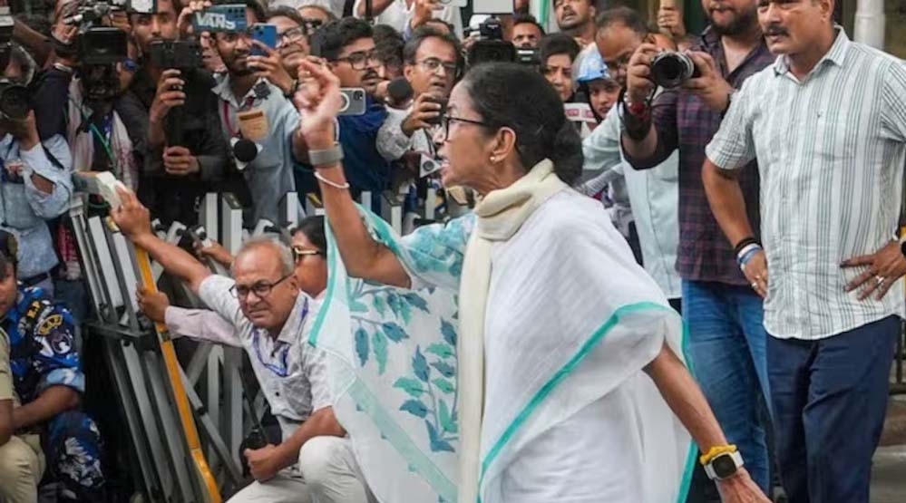 3 घंटे तक ममता की मौजूदगी, कार्यकर्ताओं का पहरा: टीएमसी के आरोप और EC का जवाब एक साथ