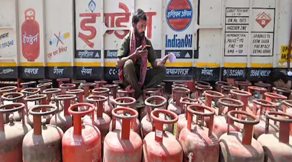 MP में कमर्शियल गैस सिलेंडर ₹993 महंगा, भोपाल में 3074, इंदौर में 3179 और ग्वालियर में 3296 में मिलेगा