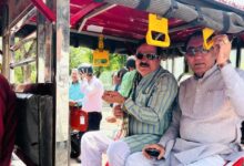 ई-रिक्शा से कैबिनेट बैठक के लिए मंत्रालय पहुंचे मंत्री द्वय श्री टेटवाल और  पंवार