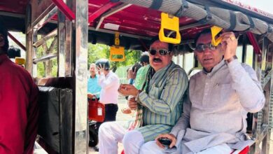 ई-रिक्शा से कैबिनेट बैठक के लिए मंत्रालय पहुंचे मंत्री द्वय श्री टेटवाल और  पंवार