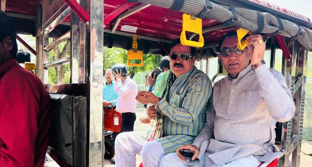 ई-रिक्शा से कैबिनेट बैठक के लिए मंत्रालय पहुंचे मंत्री द्वय श्री टेटवाल और  पंवार
