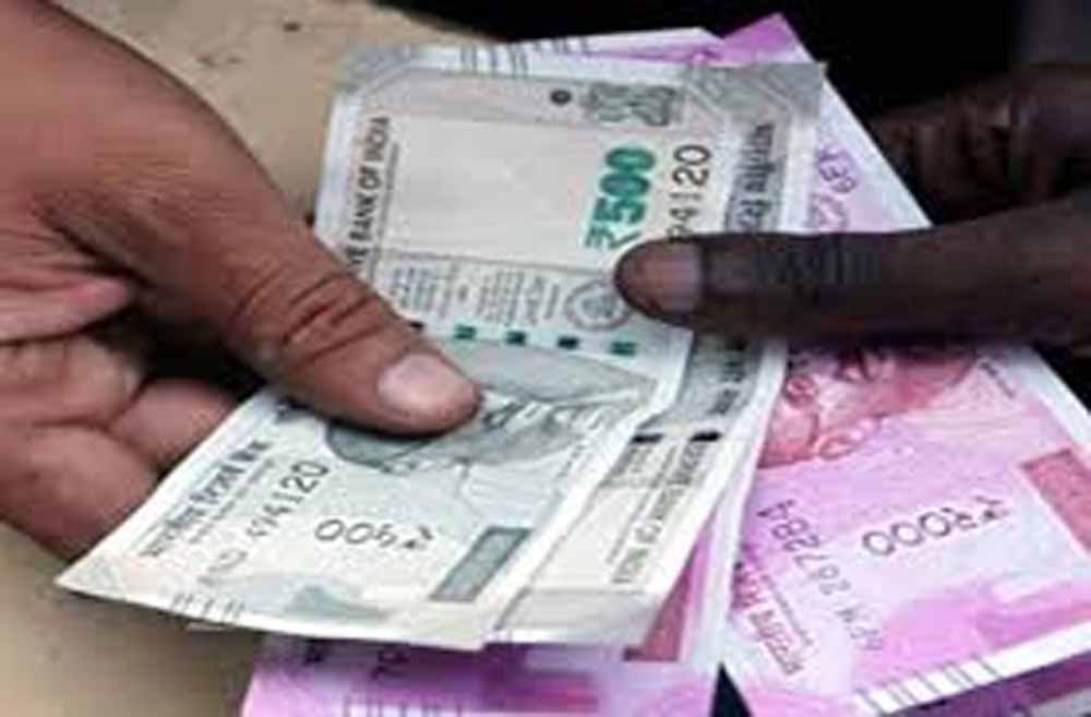 गोरखपुर थाने में रिश्वतखोरी का वीडियो वायरल, पासपोर्ट सत्यापन के नाम पर वसूली का आरोप