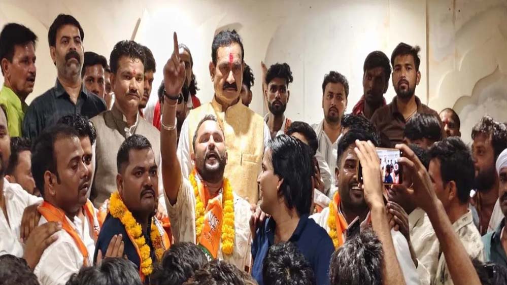 दतिया उपचुनाव से पहले कांग्रेस को बड़ा झटका, 500+ कार्यकर्ता BJP में शामिल
