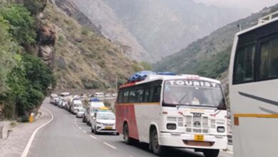 जोशीमठ में 7 किमी लंबा जाम, गर्मी और छुट्टियों में वाहनों का भारी दबाव