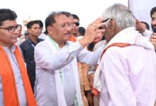मुख्यमंत्री  विष्णु देव साय ने हितग्राहियों को अपने हाथों से पहनाया नजर का चश्मा