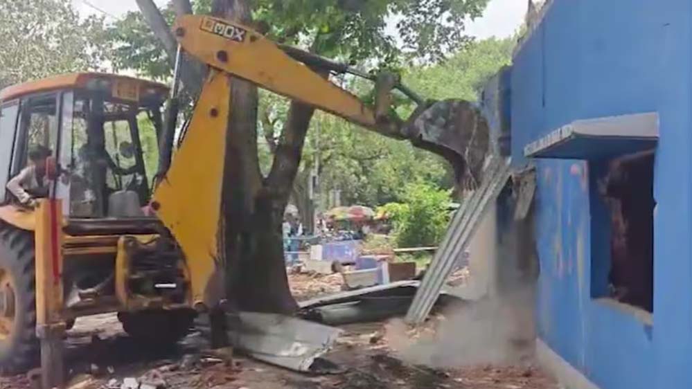 बंगाल में बुलडोजर एक्शन तेज! SAIL की जमीन पर बना TMC नेता का दफ्तर ध्वस्त