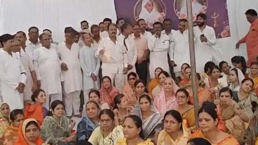साध्वियों को कार से कुचलने के विरोध में जैन समाज की मौन रैली, बोले- अहिंसा पर हमला बर्दाश्त नहीं साध्वियों को कार से कुचलने के विरोध में जैन समाज की मौन रैली, बोले- अहिंसा पर हमला बर्दाश्त नहीं