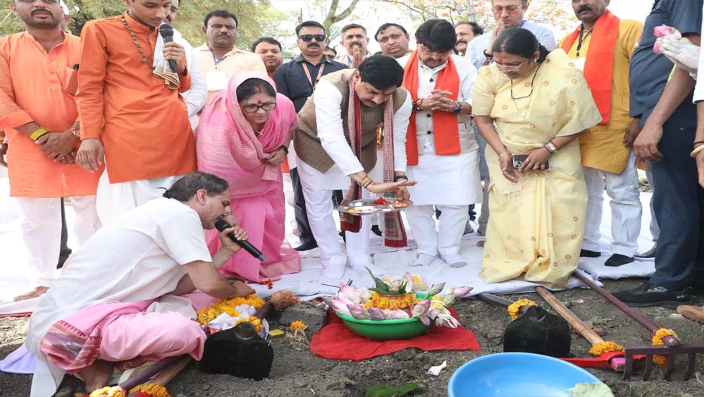 मुख्यमंत्री डॉ. यादव ने गंगा दशहरा पर देवी सागर तालाब में किया श्रमदान मुख्यमंत्री डॉ. यादव ने गंगा दशहरा पर देवी सागर तालाब में किया श्रमदान
