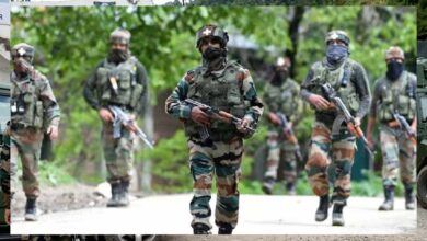 राजौरी में आतंकियों की घेराबंदी, जंगलों में ड्रोन-हेलिकॉप्टर से चल रहा बड़ा ऑपरेशन राजौरी में आतंकियों की घेराबंदी, जंगलों में ड्रोन-हेलिकॉप्टर से चल रहा बड़ा ऑपरेशन