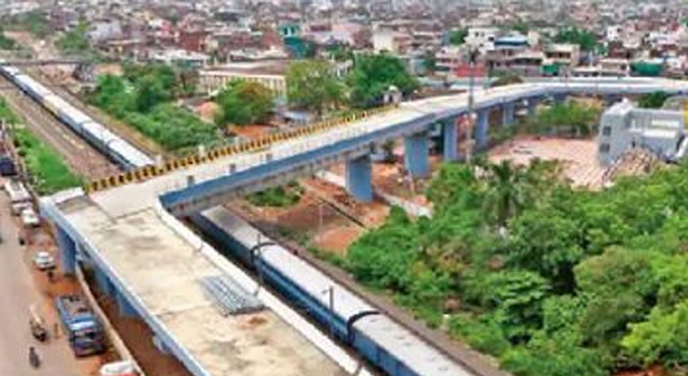 90 डिग्री ओवरब्रिज सुधारने उतरे IIT भुवनेश्वर के एक्सपर्ट, अब बाकी पुलों पर उठे सवाल 90 डिग्री ओवरब्रिज सुधारने उतरे IIT भुवनेश्वर के एक्सपर्ट, अब बाकी पुलों पर उठे सवाल