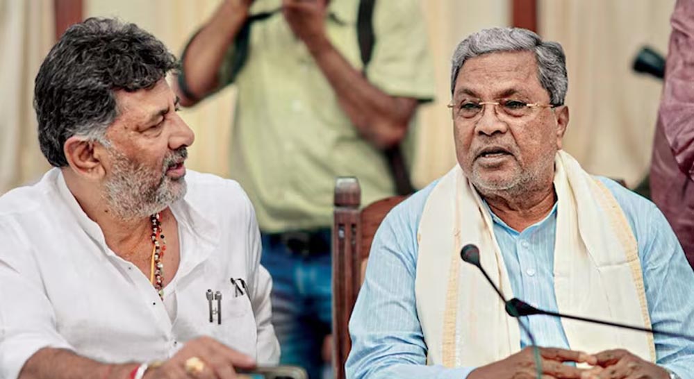 कर्नाटक कांग्रेस में नए सत्ता समीकरण की तैयारी, 4 डिप्टी CM फॉर्मूले पर मंथन तेज कर्नाटक कांग्रेस में नए सत्ता समीकरण की तैयारी, 4 डिप्टी CM फॉर्मूले पर मंथन तेज