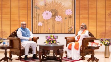 माननीय उपराष्ट्रपति सी.पी. राधाकृष्णन ने पांच राष्ट्रीय पहलों का शुभारंभ किया, द आर्ट ऑफ लिविंग के 45 वर्ष पूरे होने पर स्मारक डाक टिकट का अनावरण किया