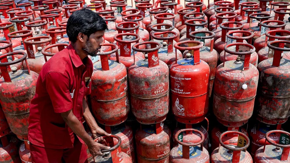 LPG Rules: 1 जून से बदल जाएंगे गैस सिलेंडर के नियम, ‘एक घर-एक कनेक्शन’ पर सख्ती LPG Rules: 1 जून से बदल जाएंगे गैस सिलेंडर के नियम, ‘एक घर-एक कनेक्शन’ पर सख्ती