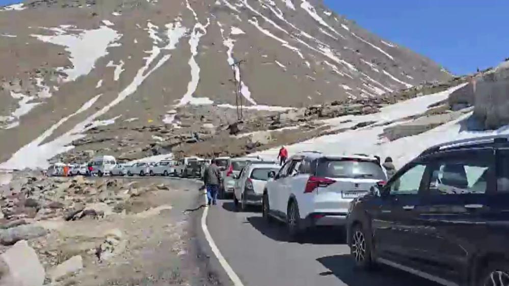 पहाड़ों पर पर्यटकों का सैलाब, हिमाचल से उत्तराखंड तक महाजाम; 50 किमी में लग रहे 8 घंटे