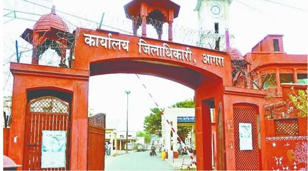 ड्यूटी कटवाने के लिए कलेक्ट्रेट में उमड़ रही भीड़, 300 से अधिक आवेदन ड्यूटी कटवाने के लिए कलेक्ट्रेट में उमड़ रही भीड़, 300 से अधिक आवेदन