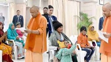 लखनऊ में ‘जनता दर्शन’: सीएम योगी ने सुनी फरियाद, बिहार से आई महिला का भावुक पल लखनऊ में ‘जनता दर्शन’: सीएम योगी ने सुनी फरियाद, बिहार से आई महिला का भावुक पल