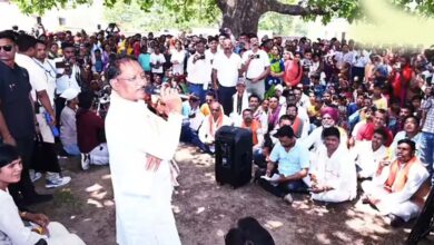 सरगुजा के ग्राम सिलमा में अचानक उतरा मुख्यमंत्री साय का हेलीकॉप्टर, खाट पर बैठकर सुनी ग्रामीणों की समस्याएं