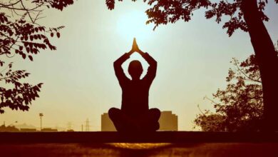 जीवन की दौड़ या मानसिक कैद? गरुड़ पुराण के अनुसार मोक्ष का असली अर्थ