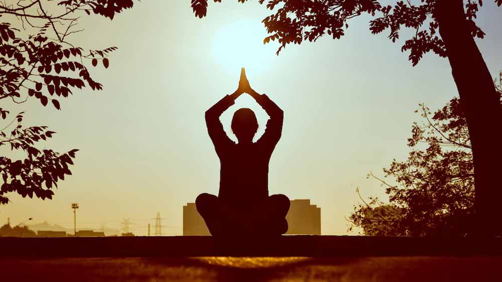 जीवन की दौड़ या मानसिक कैद? गरुड़ पुराण के अनुसार मोक्ष का असली अर्थ