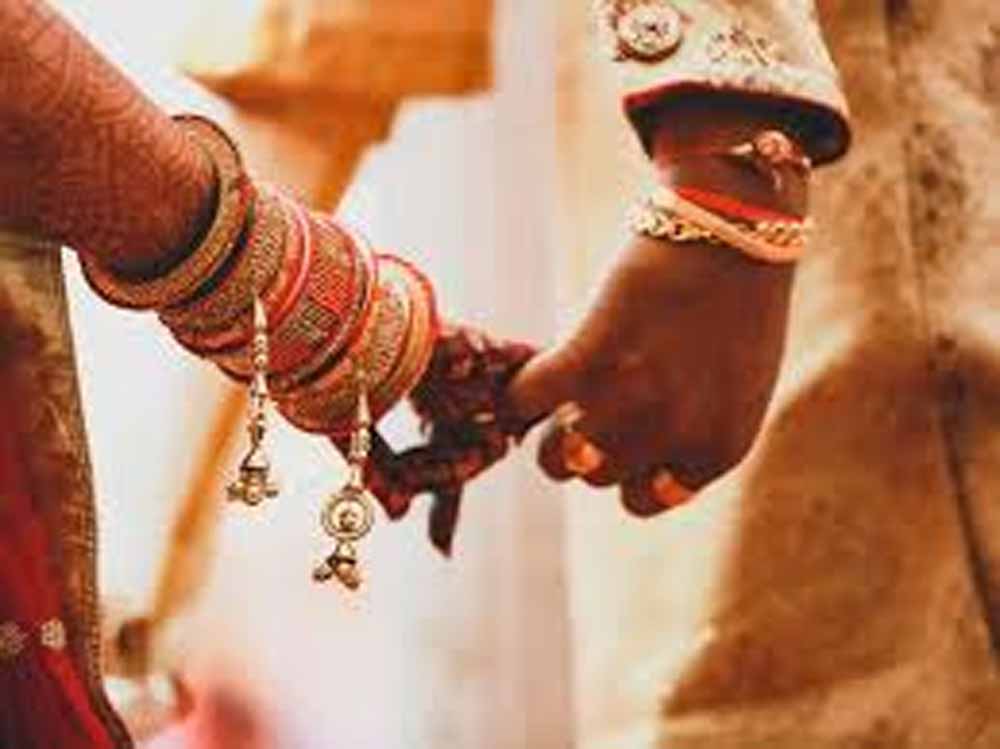 शादी में कितने फेरे? 7 नहीं, असल वैदिक परंपरा में 4 फेरे और सप्तपदी के 7 कदम शादी में कितने फेरे? 7 नहीं, असल वैदिक परंपरा में 4 फेरे और सप्तपदी के 7 कदम