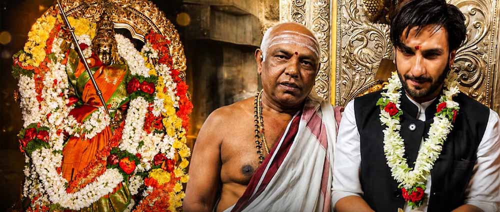 रणवीर सिंह ने मैसूर के चामुंडेश्वरी मंदिर में किए दर्शन, पूजा के बाद चर्चा में आए रणवीर सिंह ने मैसूर के चामुंडेश्वरी मंदिर में किए दर्शन, पूजा के बाद चर्चा में आए