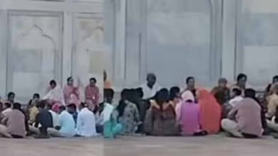 ताजमहल में भजन-कीर्तन का वीडियो वायरल, सुरक्षा व्यवस्था पर उठे सवाल ताजमहल में भजन-कीर्तन का वीडियो वायरल, सुरक्षा व्यवस्था पर उठे सवाल