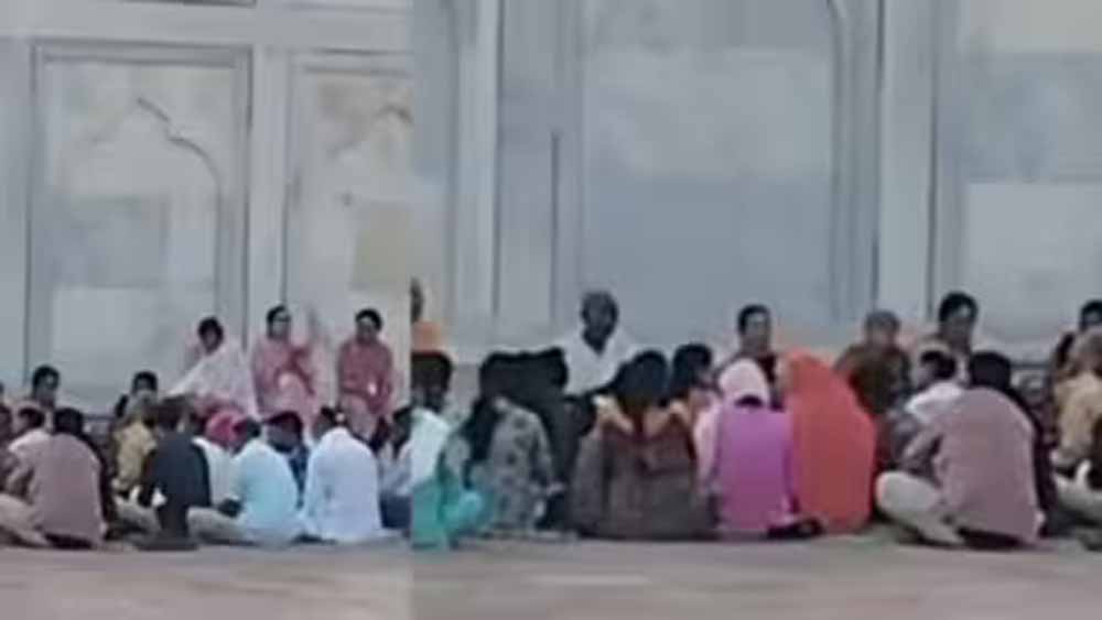 ताजमहल में भजन-कीर्तन का वीडियो वायरल, सुरक्षा व्यवस्था पर उठे सवाल ताजमहल में भजन-कीर्तन का वीडियो वायरल, सुरक्षा व्यवस्था पर उठे सवाल