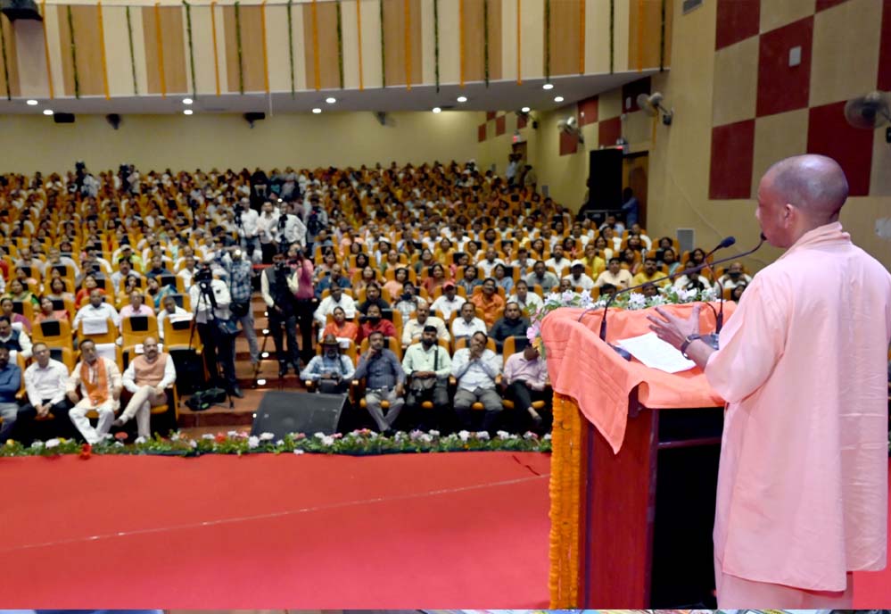 शिक्षकों को सम्मान-सुरक्षा का संबल, यूपी में अब सशक्त शिक्षा व्यवस्था
