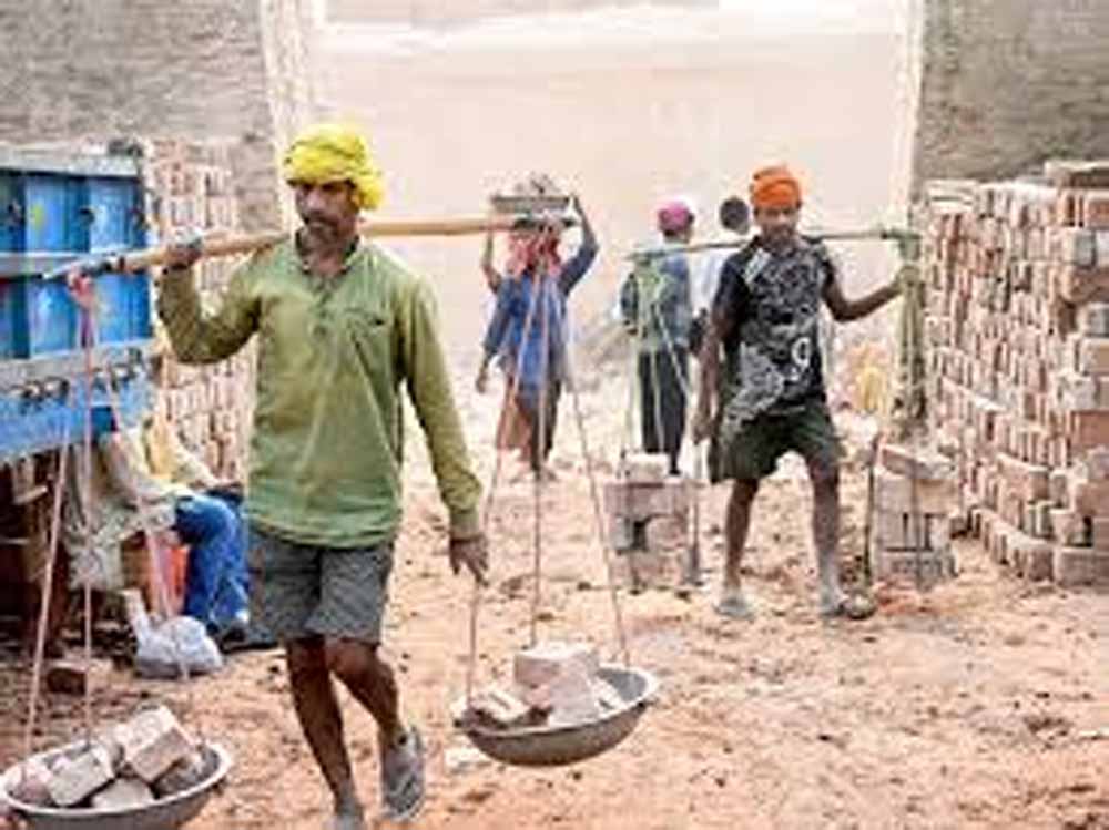 उत्तर प्रदेश में निर्माण श्रमिकों के पंजीकरण की प्रक्रिया हुई सरल, आधार और 90 दिन कार्य अनुभव पर्याप्त उत्तर प्रदेश में निर्माण श्रमिकों के पंजीकरण की प्रक्रिया हुई सरल, आधार और 90 दिन कार्य अनुभव पर्याप्त