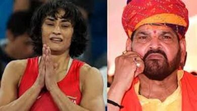 विनेश फोगाट और बृजभूषण शरण सिंह के बीच सोशल मीडिया शायरी वार, फिर बढ़ा विवाद विनेश फोगाट और बृजभूषण शरण सिंह के बीच सोशल मीडिया शायरी वार, फिर बढ़ा विवाद