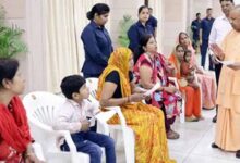 जनता दर्शन में सीएम योगी का सख्त संदेश,बच्चों को स्कूल भेजें, नौकरी में सिफारिश नहीं चलेगी