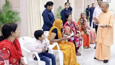 जनता दर्शन में सीएम योगी का सख्त संदेश,बच्चों को स्कूल भेजें, नौकरी में सिफारिश नहीं चलेगी