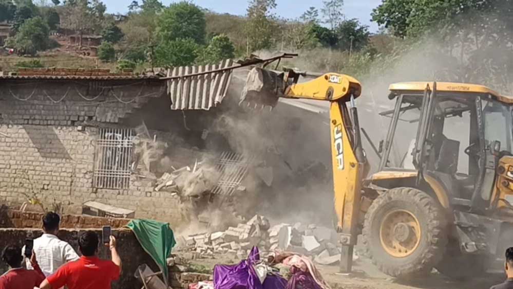 महामाया पहाड़ में अतिक्रमण हटाने बुलडोजर चला, डबरीपानी में पुलिस फोर्स तैनात; 157 लोगों का कब्जा हटाया जाएगा