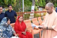 जनता दर्शन में सीएम योगी ने सुनीं समस्याएं, इलाज के लिए देंगे आर्थिक मदद