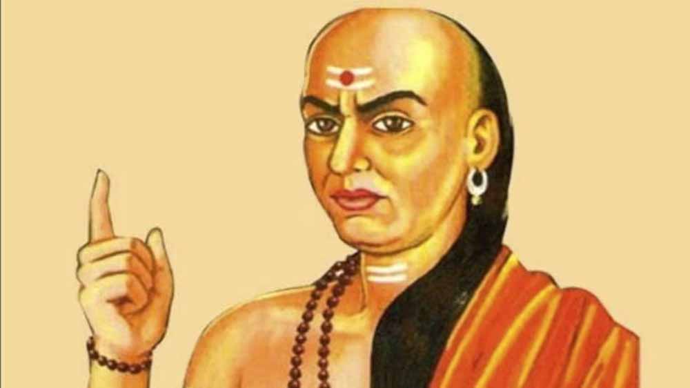 चाणक्य नीति: मूर्ख व्यक्ति की 4 बड़ी पहचान
