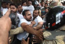 लखनऊ में वकीलों पर लाठीचार्ज, अवैध चैंबर हटाने के दौरान मचा हंगामा