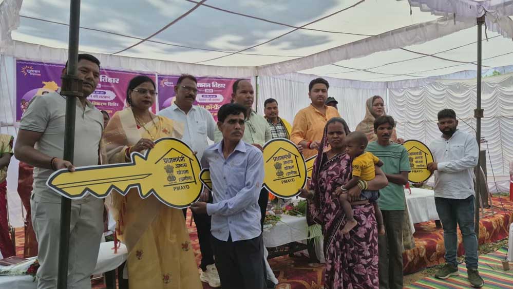 सुशासन तिहार 2026: सिमड़ा शिविर में 4 हितग्राहियों को मिली प्रधानमंत्री आवास योजना की खुशियों की चाबी