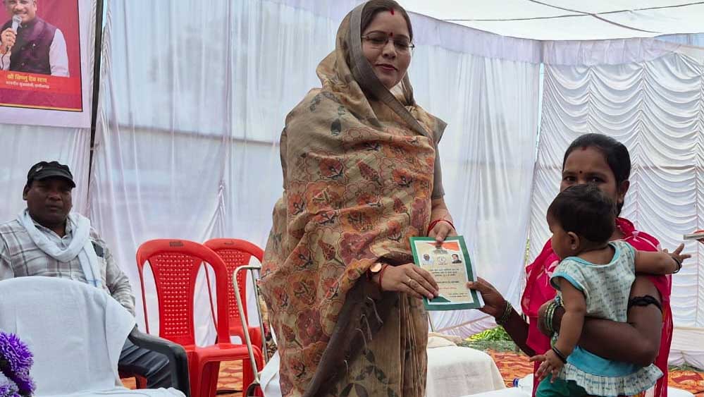 सुशासन तिहार 2026: सिमड़ा शिविर में हितग्राहियों को मिले राशन कार्ड, चेहरे पर आई मुस्कान
