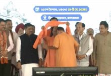 सीएम योगी ने बंगाल के नए मुख्यमंत्री को भगवा अंगवस्त्र पहनाया